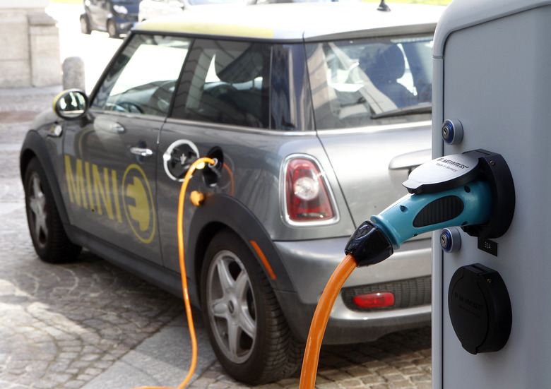 A BMW Mini electric car is charged at a station downtown Munich March 29, 2012.  REUTERS/Michael Dalder (GERMANY  - Tags: BUSINESS ENVIRONMENT)