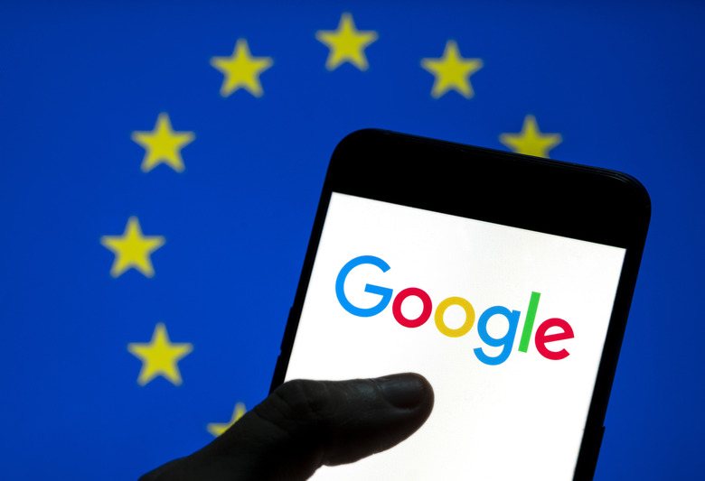 CHINA - 2021/04/08: In this photo illustration the American multinational technology company and search engine Google logo is seen on an Android mobile device screen with the European Union (EU) flag in the background. (Photo Illustration by Chukrut Budrul/SOPA Images/LightRocket via Getty Images)