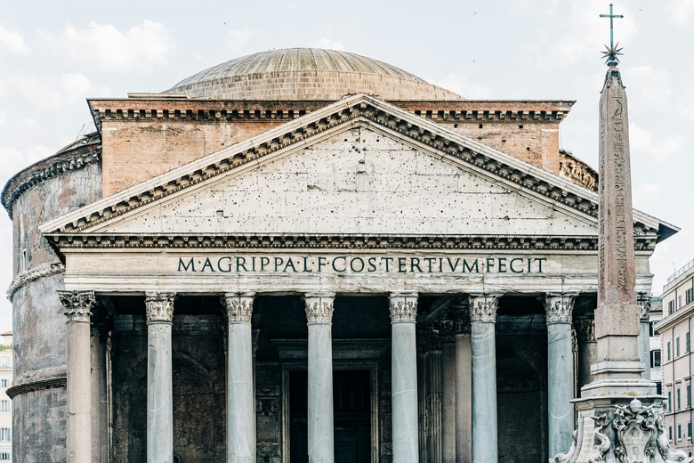 Photo of the entrance to the Roman Pantheon.