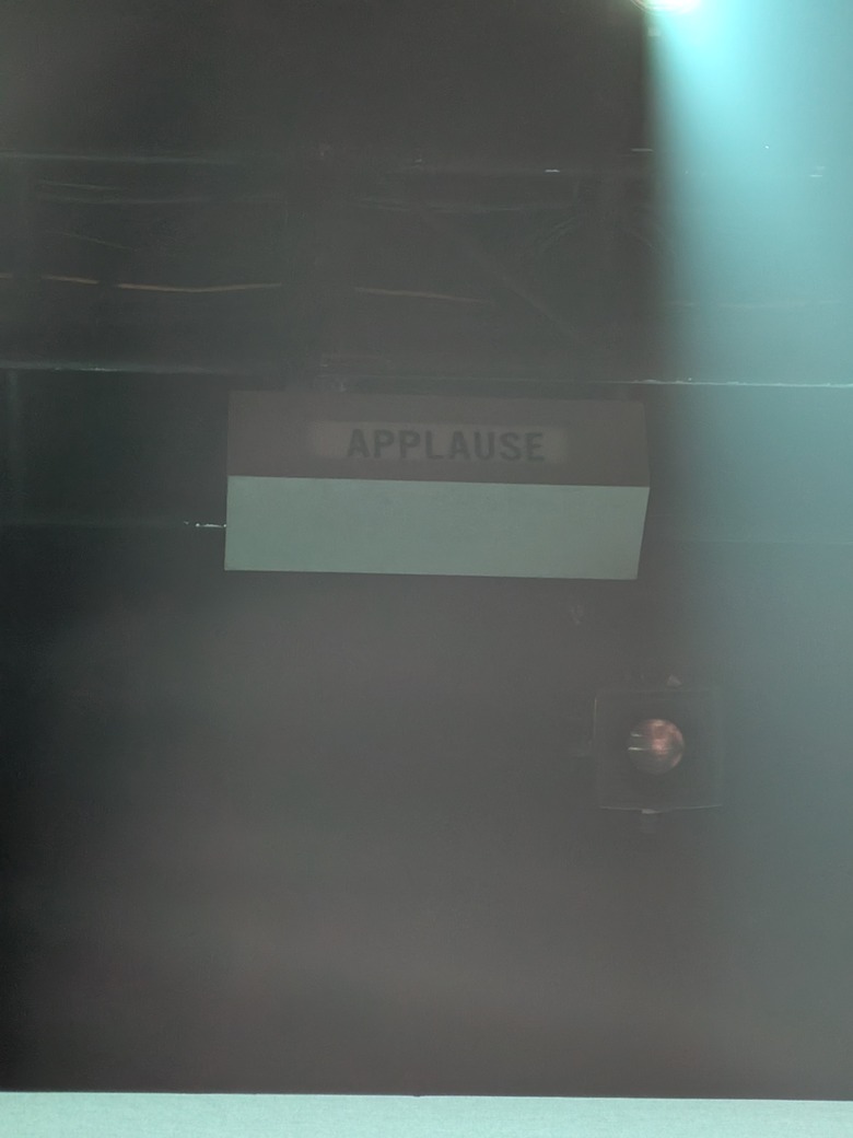 There's even an applause sign.