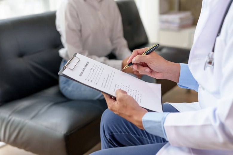 Doctor explains the patient's illness and treatment methods in detail to the patient, as well as the medication to treat the disease.