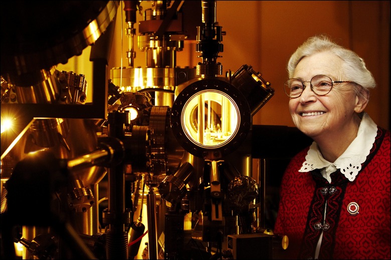 Pr. Mildred Dresselhaus with an ultra high vacuum surface analysis system for imaging and characterizing thin film organic and inorganic materials and devices in the soft semiconductor lab, Massachusetts Institute of Technology. Mildred Dresselhaus, USA, LOreal-UNESCO Award For Women in Science, 2007 Laureate for North America, 'For her research on solid state materials, including conceptualizing the creation of carbon nanotubes'. (Photo by Micheline PELLETIER/Gamma-Rapho via Getty Images)