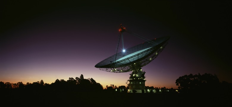 Parkes Radio-Telescope at night CSIRO facility, near Parkes Parkes, New South Wales, Australia. (Photo by Auscape/Universal Images Group via Getty Images)