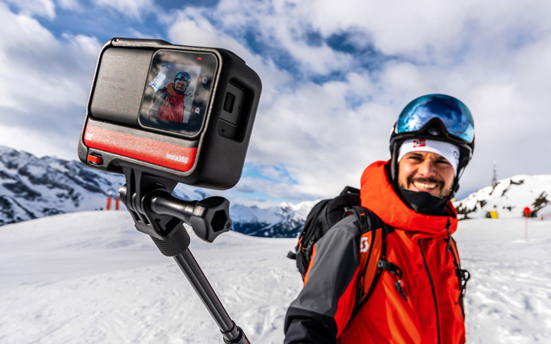 Insta360 One RS quick-release mounting bracket.