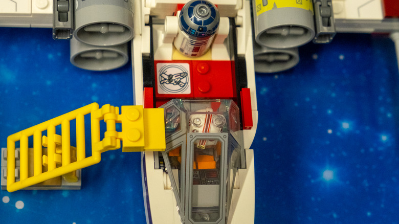 The Smart Tile is how the Smart Brick identifies this set as an X-Wing figher.