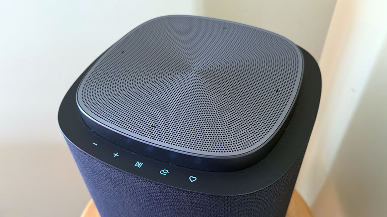 The controls on the LG Sound Suite M7 speaker