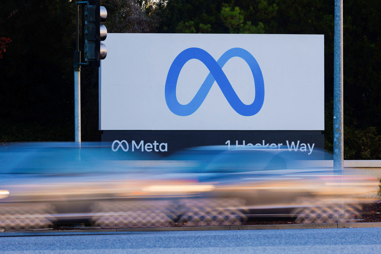 Morning commute traffic streams past the Meta sign outside the headquarters of Facebook parent company Meta Platforms Inc in Mountain View, California, U.S. November 9, 2022.  REUTERS/Peter DaSilva