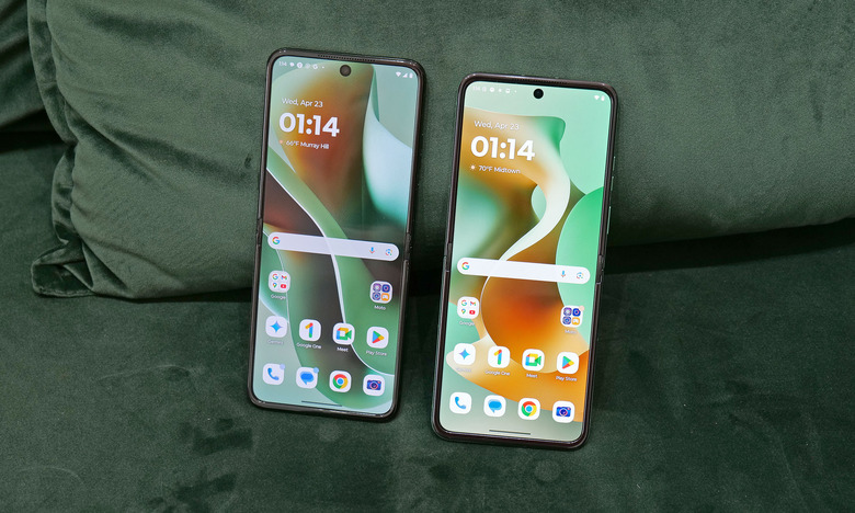 It may be hard to tell the various models apart, but the Razr Ultra is the one on the left, as it has a slightly larger display and smaller bezels.
