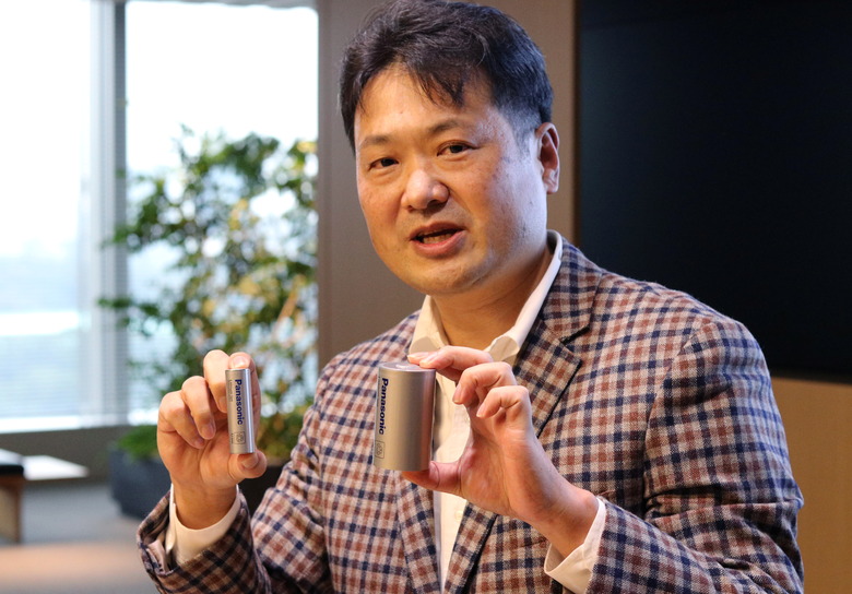 Kazuo Tadanobu, CEO of Panasonic's Energy Company holds a prototype of the 4680 format battery cell (R) next to the current 2170 battery supplied to Tesla Inc during a news conference in Tokyo, Japan October 25, 2021.REUTERS/Tim Kelly