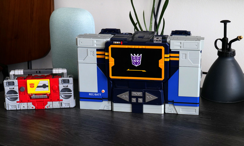 From the front, Soundwave's boombox alt mode looks damn near perfect.