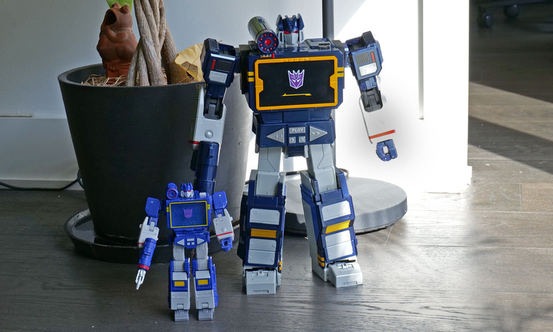 Here is Robosen's version of Soundwave (right) compared to the Studio Series 86 figure (left).