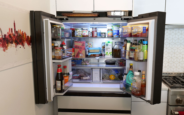 Even with the FlexZone drawer stealing some space, the main section of this Bespoke model still features 16.5 cubic feet of storage.