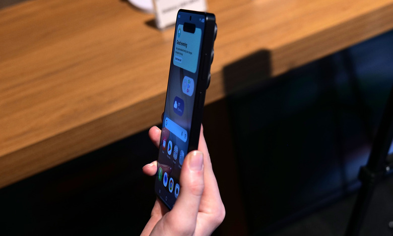 If you look closely at the top of the phone, you can see where a notification has been blacked out by the S26 Ultra's Privacy Display.