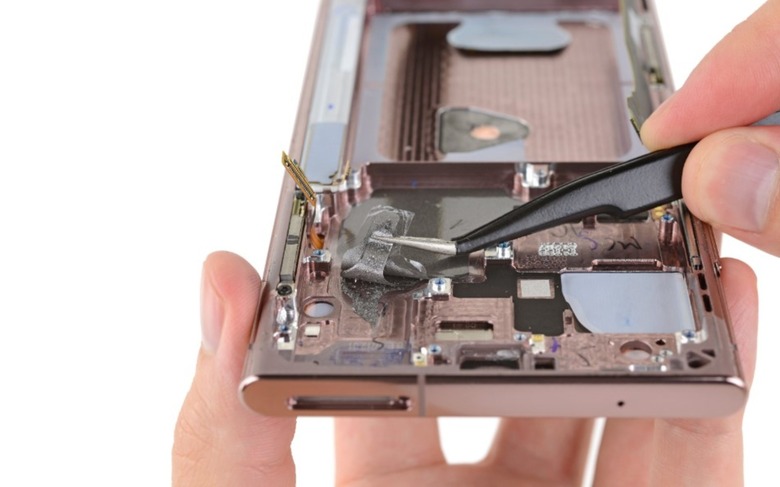 Some Note 20 units feature a graphite cooling pad.