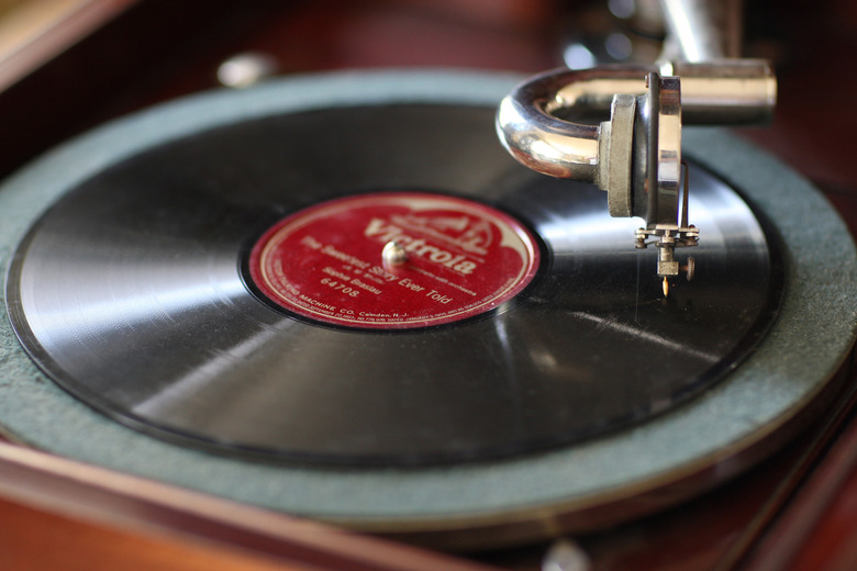 NEW YORK, NEW YORK--MAY 20: General view of vintage turntables and needles playing a 78 RPM vinyl album on May 20, 2009 in New York City.  (Photo by Al Pereira/Getty Images/Michael Ochs Archives)