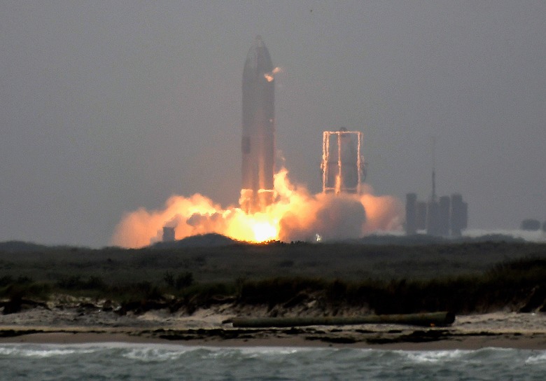 SpaceX SN15 starship prototype liftoffs from the company's starship facility in Boca Chica, Texas, U.S. May 5, 2021. REUTERS/Gene Blevins