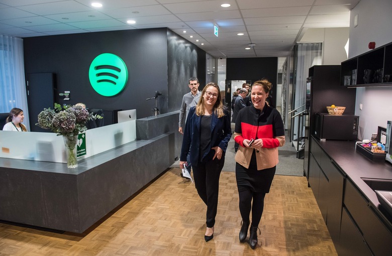 Axelle Lemaire (L), France's Minister of State for Digital Sector and Innovation, visits the headquarters of Spotify, Swedish music streaming services, on October 24, 2016 in Stockholm. / AFP / JONATHAN NACKSTRAND        (Photo credit should read JONATHAN NACKSTRAND/AFP via Getty Images)