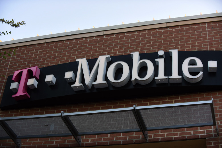 ORLANDO, FLORIDA, UNITED STATES - 2020/06/15: A T-Mobile store is seen in Orlando, Florida as the third largest wireless carrier said it was experiencing a widespread outage knocking out calls and texts for T-Mobile customers across the United States.
 It is unclear what caused the issue or when it would be resolved. (Photo by Paul Hennessy/SOPA Images/LightRocket via Getty Images)