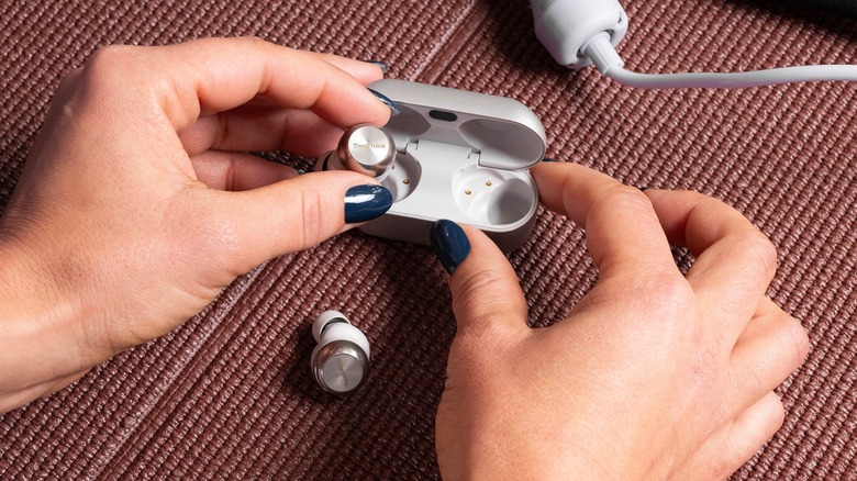Technics az100 完品　2025.4.8 購入　1年保証付き Technics AZ100 earbuds hands-on: Magnetic fluid drivers deliver a