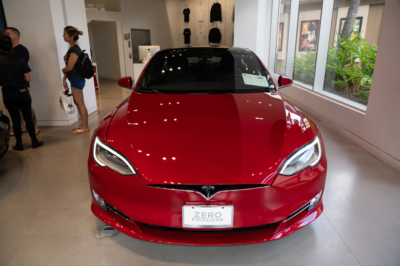 HONOLULU, UNITED STATES - 2020/03/05: Tesla Model S electric vehicle seen at a Tesla store. (Photo by Alex Tai/SOPA Images/LightRocket via Getty Images)