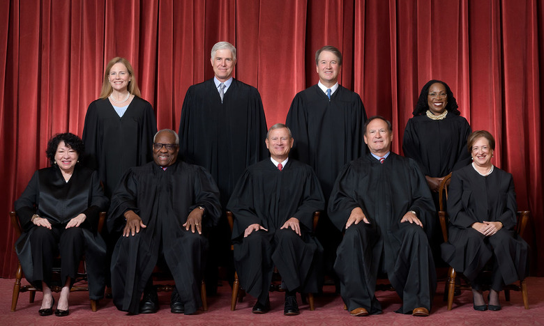 Group photo of the current version of the Roberts-led US Supreme Court. The nine justices sit / stand in two rows.