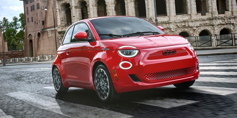 The tiny Fiat 500e EV is headed to the US in 2024