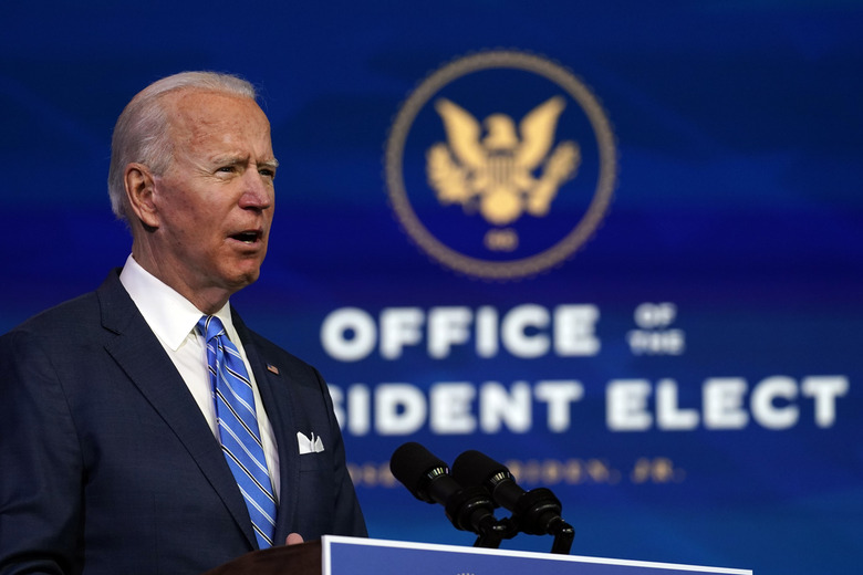 El presidente electo Joe Biden habla sobre la pandemia de COVID-19 durante un evento en el teatro The Queen, el jueves 14 de enero de 2021, en Wilmington, Delaware. (AP Foto/Matt Slocum)