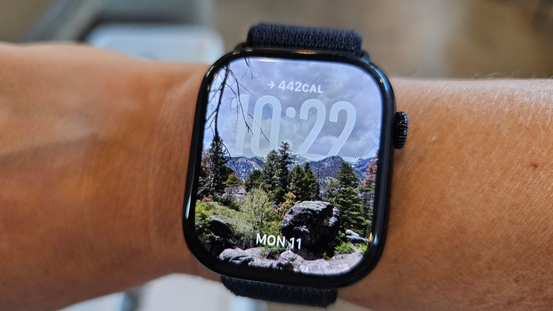 The Liquid Glass treatment for the Photos watch face. 