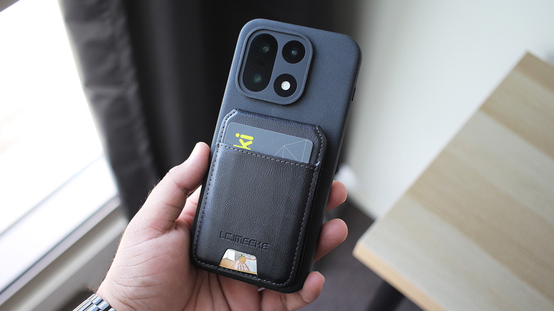 A magnetic wallet attached to an Android phone.