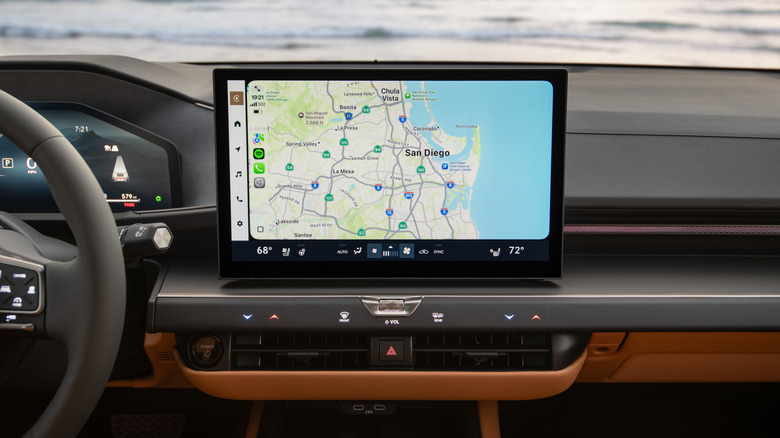 The ES features a very few cleverly integrated buttons on the dashboard.