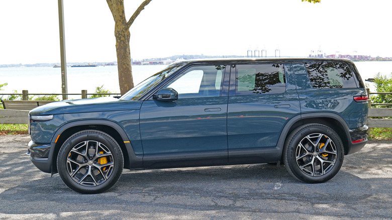 A side view of the Rivian R2 in Catalina Cove blue.