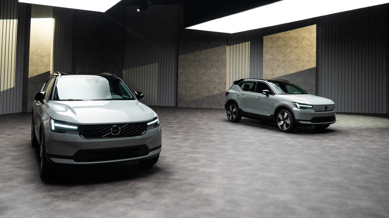 The EX40 and XC40 side-by-side.