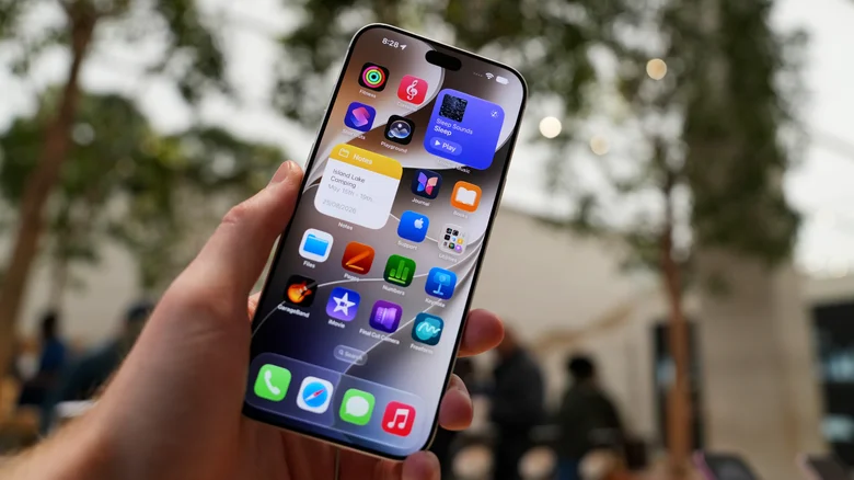 An iPhone 18 Pro Max with no celluar signal.