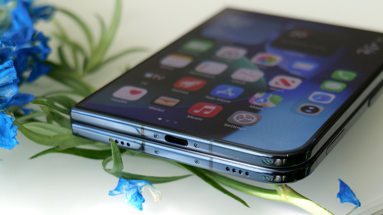 The bottom of the iPhone Duo including its lone USB-C port.