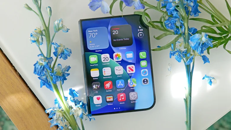 Unlike its exterior display, the iPhone Duo's inner screen features a special matte nanotexture finish.
