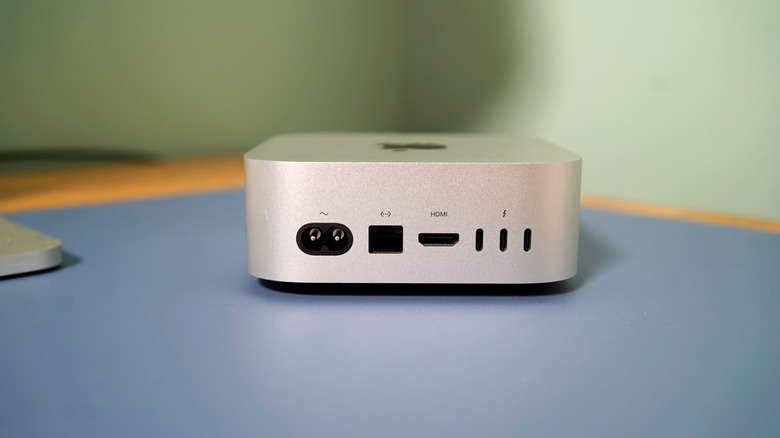 Apple's Mac mini M6 ports.