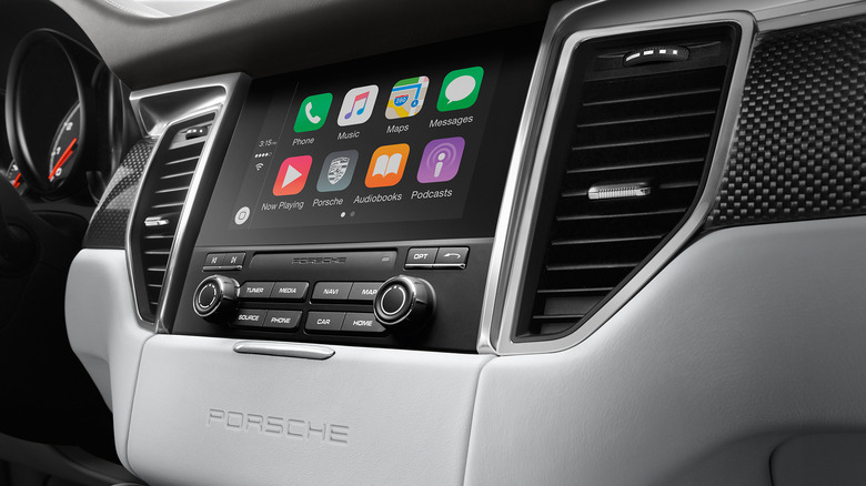 An optional CarPlay module is shown on a Porsche infotainment display