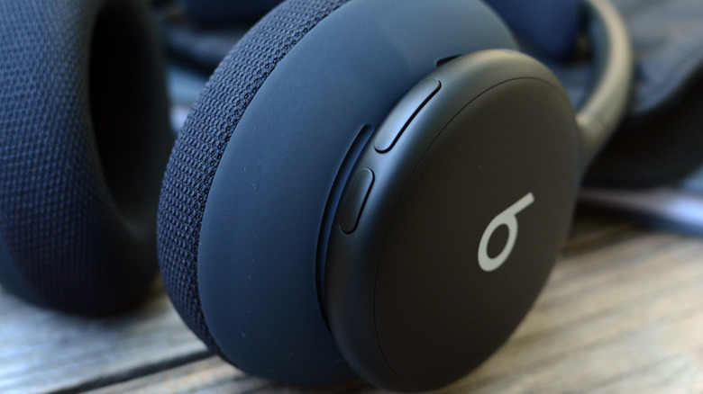 Beats 360 playback controls.