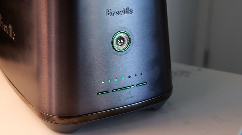 Instead of adjusting a timer, the Eye Q asks you to simply select how dark you want your toast to be.