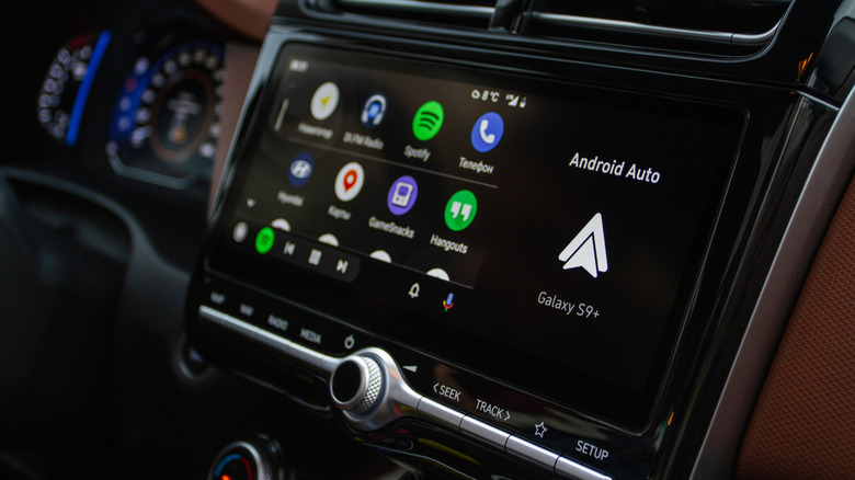 An Android Auto dashboard showing a connected Galaxy S9+ smartphone, with available apps to open.