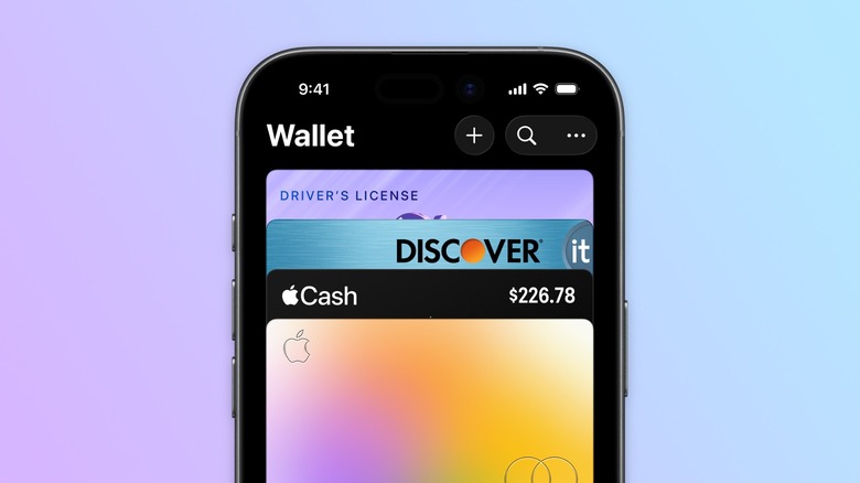 Aplicativo Apple Wallet do iPhone com v&aacute;rios cart&otilde;es de cr&eacute;dito e carteira de motorista.