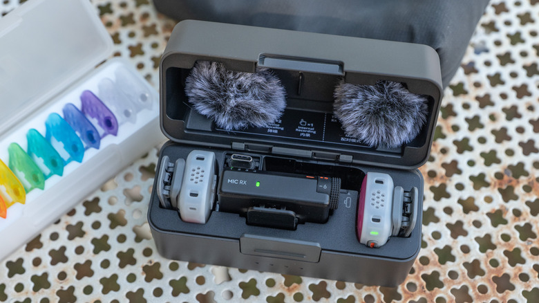 The DJI Mic Mini 2S transmitter and a pink magnetic cover plate are shown