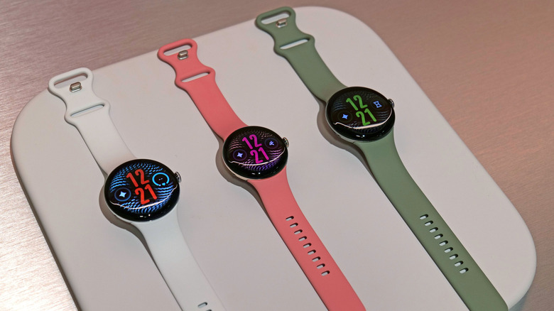 Pixel Watch 5 型号配备不同颜色的表带。
