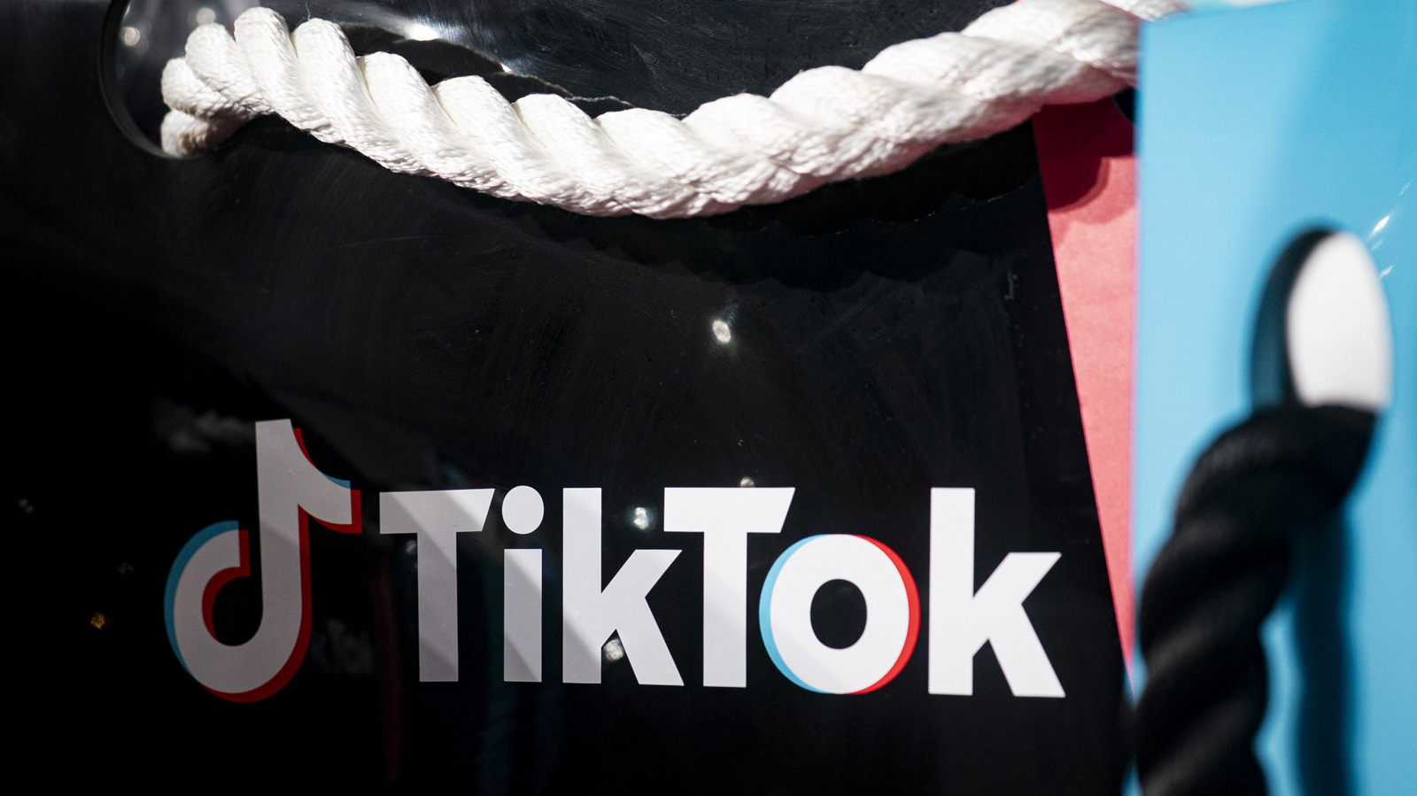 Government workers can officially waste time scrolling TikTok again