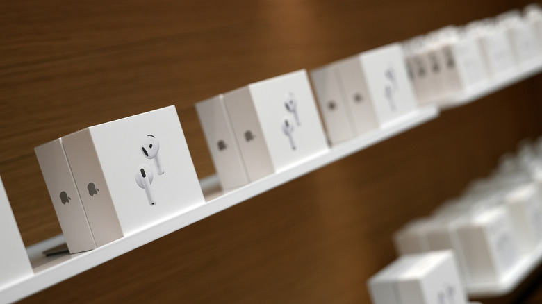 Что делать, если перестал работать один из наушников AirPods Наушники AirPods рядом с зарядным футляром на розово-голубом фоне