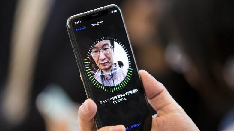 Calibrating Face ID on a Japanese iPhone.