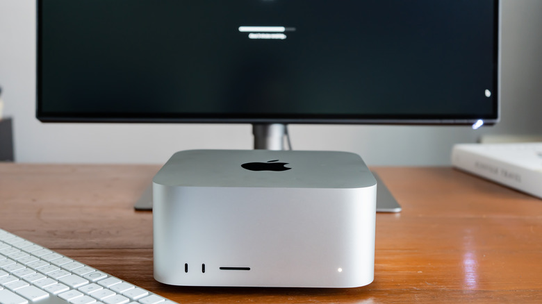 Эволюция Apple Mac Studio: от запуска в 2022 году до чипов M5 Ultra Компьютер Mac Studio на столе рядом с монитором