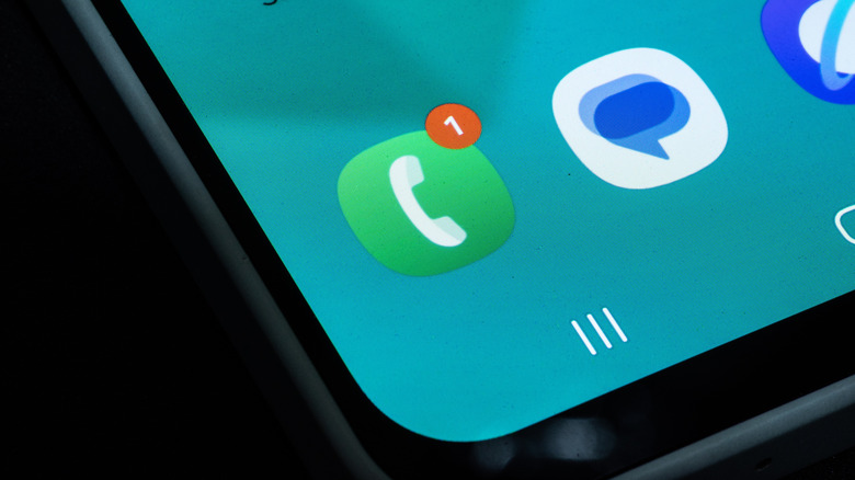 A smartphone's phone app with a missed call notification.