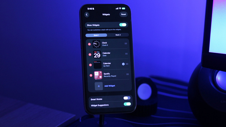 Customizing CarPlay widgets on an iPhone.