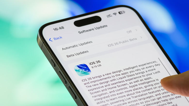 Um iPhone mostrando a p&aacute;gina de atualiza&ccedil;&atilde;o do iOS 26.